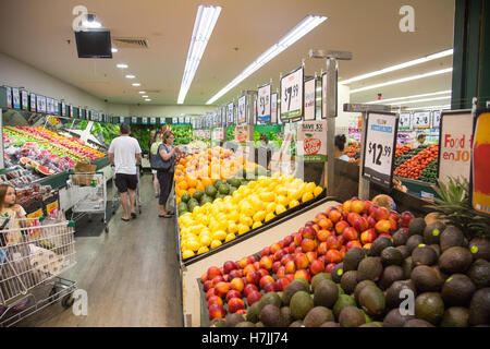 Harris Farm mercati retail drogheria a nord di Sydney, frutto corsia con mango e mele Foto Stock