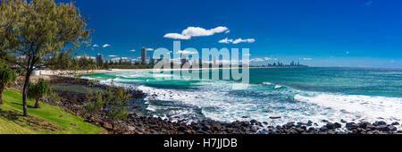 Dello skyline di Gold Coast e surf beach visibile da teste di Burleigh, Queensland, Australia Foto Stock