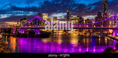 Vivace notte tempo panorama della città di Brisbane con Story Bridge Foto Stock