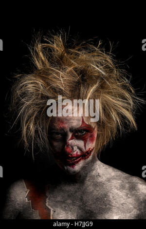 Blonde modello femminile come cruenti, impazzito, folle, omicida clown Foto Stock