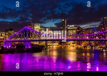 Vivace notte tempo panorama della città di Brisbane con luci viola sul Ponte Story, Australia Foto Stock