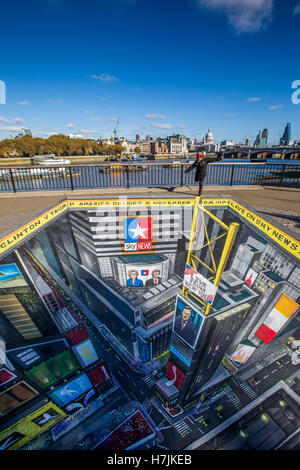 Una donna saldi sul bordo di una visualizzazione 3D di Times Square, New York, creato dall'artista di strada Joe Hill al punto di osservazione su Londra il South Bank. Foto Stock