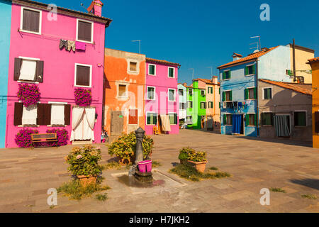 Case colorate in isola veneziana di Burano Foto Stock