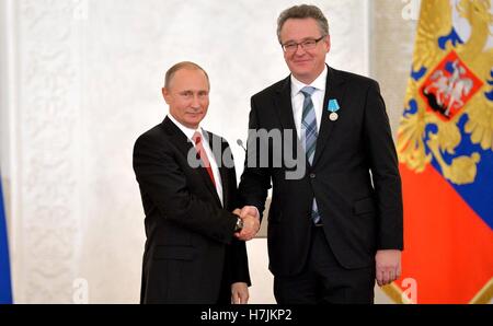 Il presidente russo Vladimir Putin presenta il Pushkin Medaglia al Segretario generale dell'Associazione austriaca degli Insegnanti di Lingua e letteratura russa Erich Pointner durante una cerimonia di premiazione di marcatura di unità nazionale giorno nel Cremlino Novembre 4, 2016 a Mosca, in Russia. Foto Stock