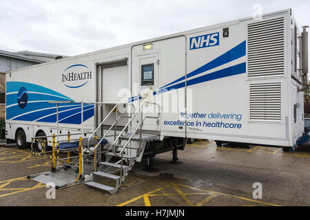 Uno scanner di imaging a risonanza magnetica (MRI) mobile in ambito sanitario al di fuori del Queen Mary's Hospital, Roehampton, Londra, Inghilterra, Regno Unito Foto Stock