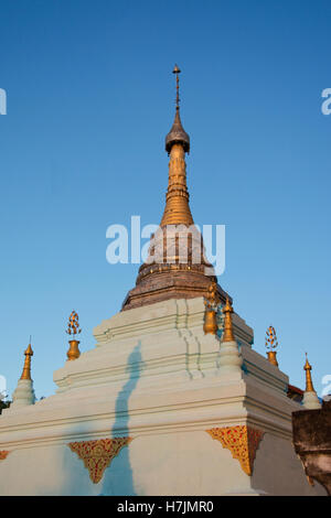 ASIA Myanmar (Birmania), Divisione Sagaing, Mingkin, Chindwin River, Kan Village, legno monastero Buddista, stupa dorato Foto Stock