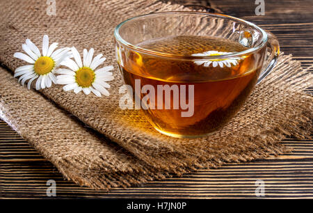 Tazza di tè camomilla con i fiori di camomilla Foto Stock