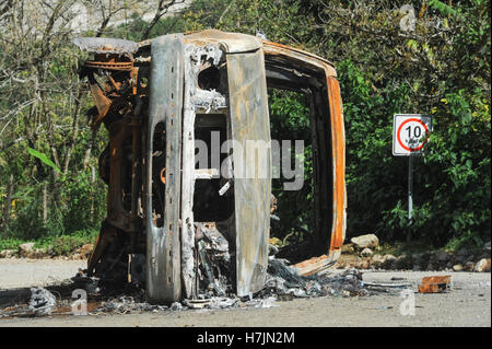 Distrutto e bruciato auto dopo un incidente Foto Stock