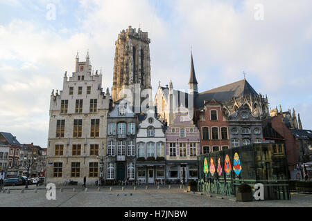 La Piazza del Mercato Centrale e Saint Rumbolt Cattedrale di Mechelen, Fiandre, in Belgio Foto Stock