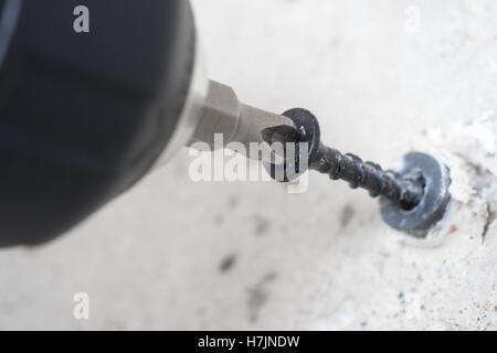 Cacciavite elettrico dello sfondo con la vite, cordless foratura macchina cacciavite Foto Stock