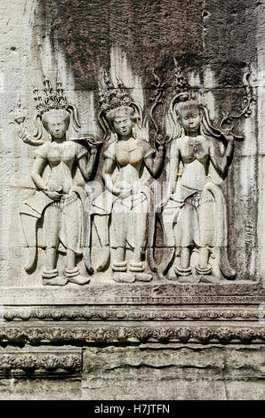 Antica pietra asiatici figure scolpite in buddista di Angkor Wat Cambogia Foto Stock