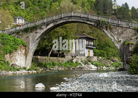 Il vecchio ponte di pietra di Vovousa in Epiro, Grecia Foto Stock