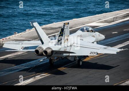 Un F/A-18F Super Hornet fighter aircraft terre a bordo della USN Nimitz-class portaerei USS George H.W. Bush il 23 settembre 2014 nel Golfo Persico. Foto Stock