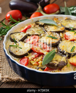 La Moussaka (melanzana casseruola) - un tradizionale piatto di Greco. Foto Stock