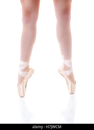Focus sul giovane ballerina per le gambe indossando pointe scarpe con riflessioni. Isolato su bianco con copia spazio. Foto Stock