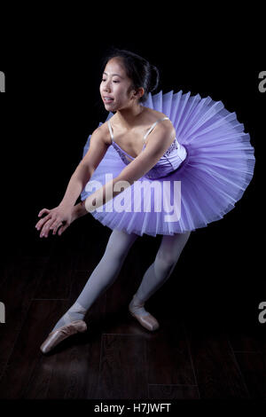 Giovane Ballerina indossa pointe scarpe e tutu in posa di danza. Foto Stock