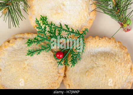 Al di sopra di colpo di tre appena sfornato tritare la torta su un piatto per Natale Foto Stock