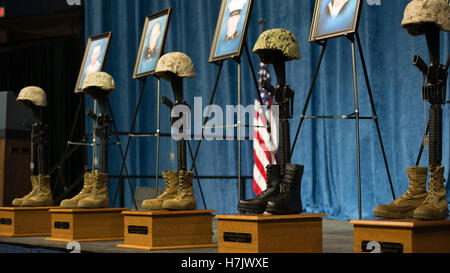 Battaglia attraversa montato sul palco rappresentano caduti i membri del servizio a Chattanooga McKenzie Arena Agosto 15, 2015 a Chattanooga, Tennessee. I soldati sono stati uccisi in un attacco terroristico su diversi militari centri di reclutamento a Chattanooga. Foto Stock