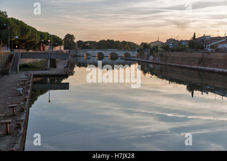 Ponte di Tiberio su Porto Canale di Rimini al tramonto, Italia. Foto Stock