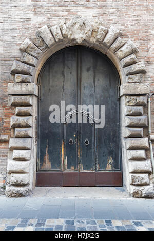 Antico cancello di legno della casa residenziale a Rimini, Italia Foto Stock