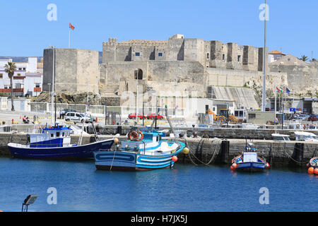 Il castello di Guzman e Harbour, Tarifa, Costa de la Luz, Andalusia, Spagna. Foto Stock