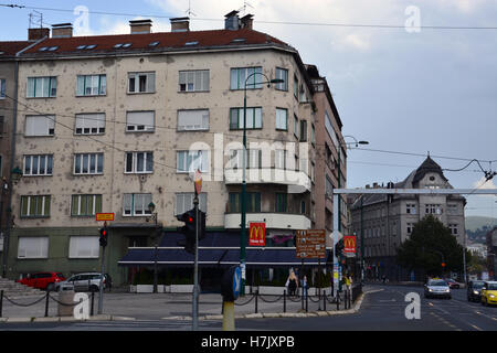 Molti edifici a Sarajevo mostrano ancora le cicatrici del 1992-1996 il serbo assedio della città. Foto Stock