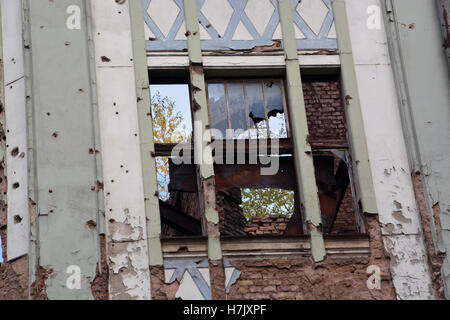 Un edificio di appartamenti a Sarajevo della vecchia città rimane danneggiato dal 1992-1996 il serbo assedio della città. Foto Stock