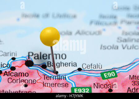 Termini Imerese imperniata su una mappa di Italia Foto Stock