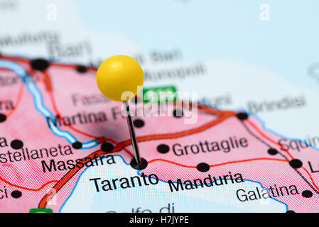 Taranto imperniata su una mappa di Italia Foto Stock