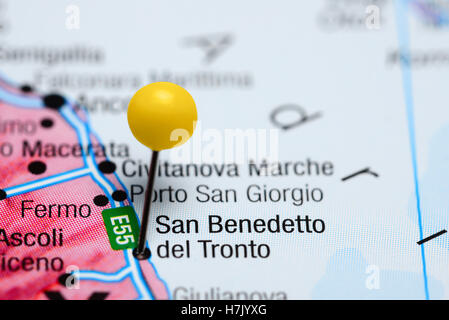 San Benedetto del Tronto imperniata su una mappa di Italia Foto Stock