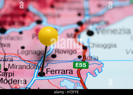 Ferrara imperniata su una mappa di Italia Foto Stock