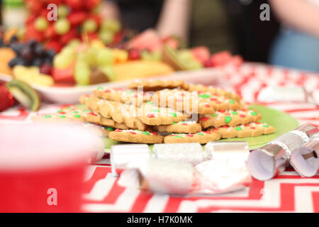 Decorate i biscotti di Natale/Cookie a un barbecue di Natale in Australia. Foto Stock