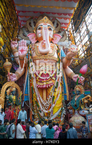 Più alto Ganesha idolo 58 piedi di altezza idolo Ganesh 2016 a Khairatabad Hyderabad Telangana india Foto Stock