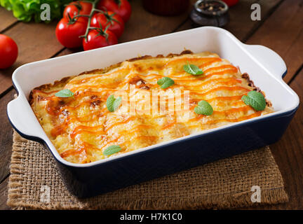 Cannelloni di carne salsa besciamella Foto Stock