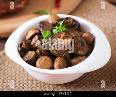 Funghi cotti con erbe provenzali Foto Stock