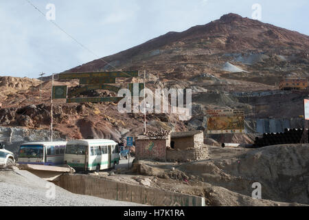 Gli autobus con lavoratori diretti attraverso l'entrata del Cerro Rico miniera di argento in Potosi, Bolivia Foto Stock