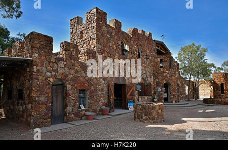 Amigo il castello costruito illegalmente in Lightning Ridge fuori del locale ironstone rock nello stile di un Italiano castello romanico Foto Stock