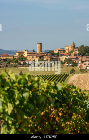 Oingt, Villaggio di Pierres Dorées etichettato come i più bei villaggi della Francia, Beaujolais, Rodano, regione Auvergne-Rhône-Alpes, Francia, Europa Foto Stock