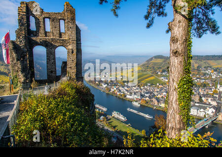 La città di Traben-Trarbach nella valle della Mosella, sul fiume Mosella, vista dal castello Grevenburg rovina, Germania, Foto Stock