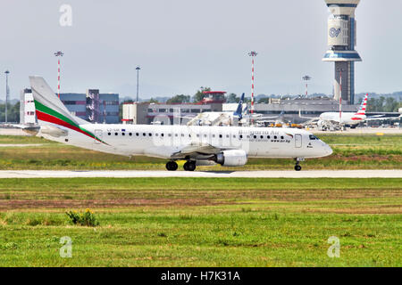 La Bulgaria Air Embraer Embraer ERJ-190STD (ERJ-190-100) LZ-SOF a Malpensa (MXP / LIMC), Milano, Italia Foto Stock