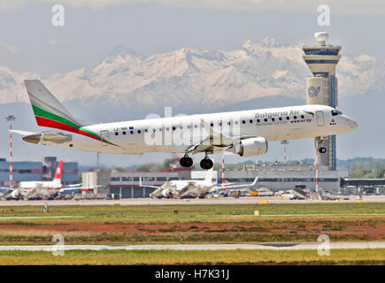 La Bulgaria Air Embraer 190-195 a Milano - Malpensa (MXP / LIMC) Italia Italy Foto Stock