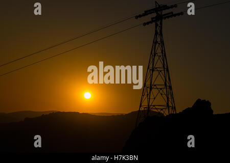 Elettricità tralicci in sunset Foto Stock