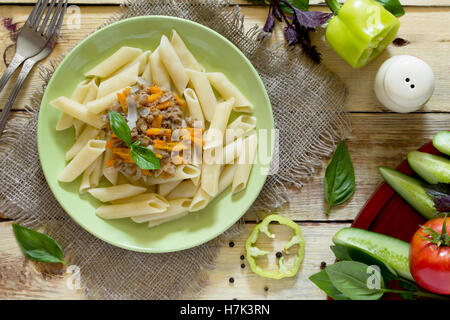 Pasta con carne macinata in una padella su un tavolo in stile rustico. Vista da sopra. Foto Stock