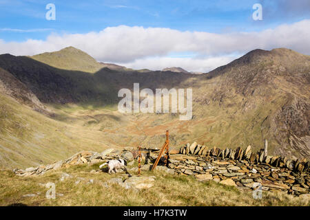 Vista su tutta Cwm Llan Watkin con percorso a Mt Snowdon e Y Lliwedd da Yr Aran nel Parco Nazionale di Snowdonia. Il Galles del Nord, Regno Unito Foto Stock