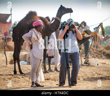 PUSHKAR, India - 21 novembre 2012: Fotografo scattare fotografie presso la Fiera di Pushkar (Pushkar Camel Fair, Pushkar Mela). Foto Stock