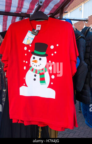 Mercato di Natale di stallo novità vendita-rosso di T-shirt con stampato un uomo di neve pattern Foto Stock