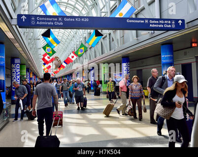 Concourse a Chicago O'Hare International Airport, STATI UNITI D'AMERICA Foto Stock