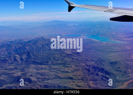 Vista aerea del nord del Deserto di Sonora vicino Tonto monumento nazionale, superstizione, Montagne, Lago di Roosevelt, AZ Foto Stock