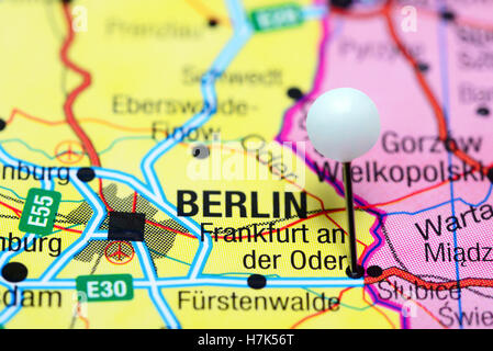Francoforte sull'Oder imperniata su una mappa della Germania Foto Stock