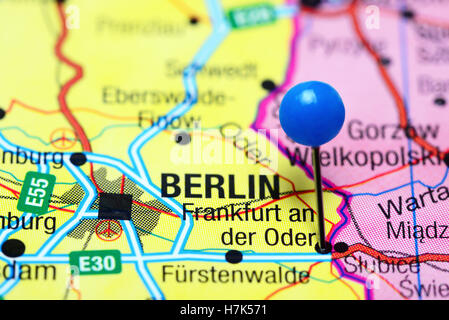 Francoforte sull'Oder imperniata su una mappa della Germania Foto Stock
